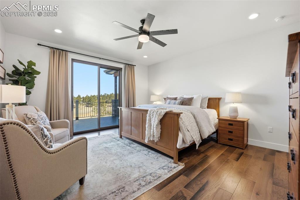 Image 23 of 50: Bedroom