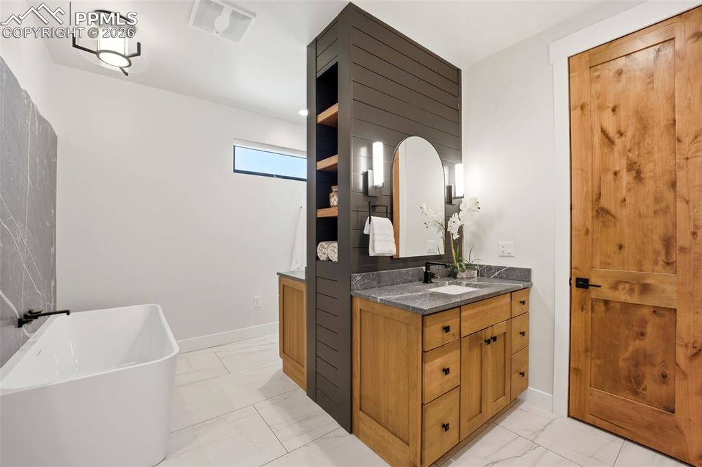 Image 24 of 50: Bathroom