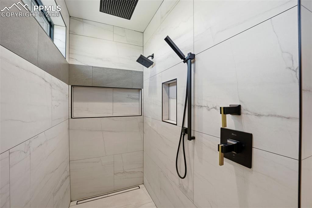 Image 26 of 50: Bathroom