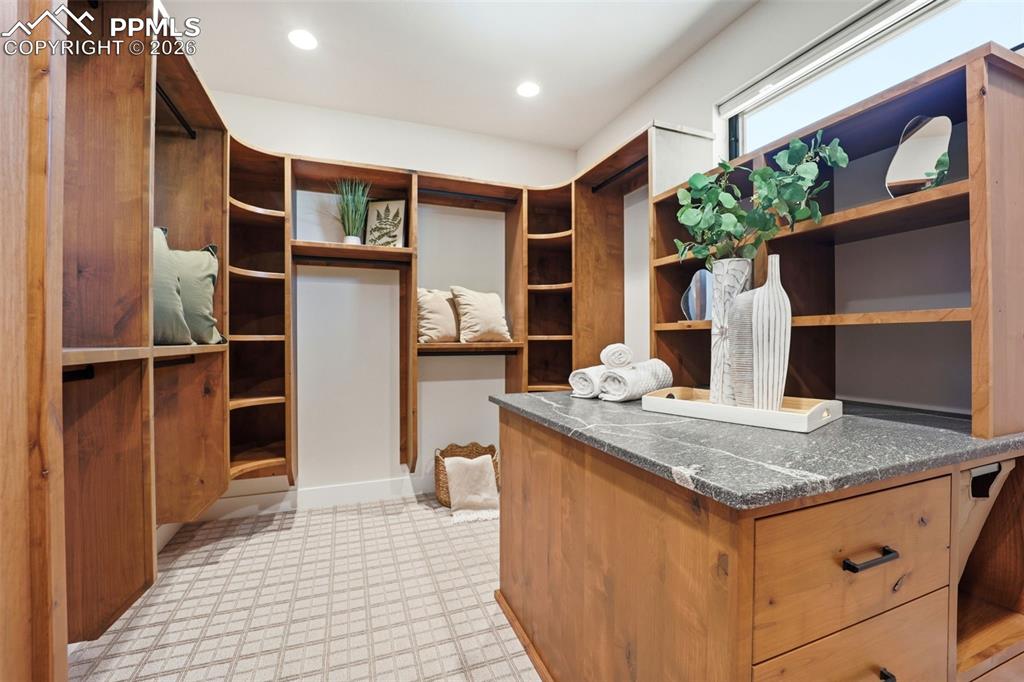 Image 27 of 50: Closet