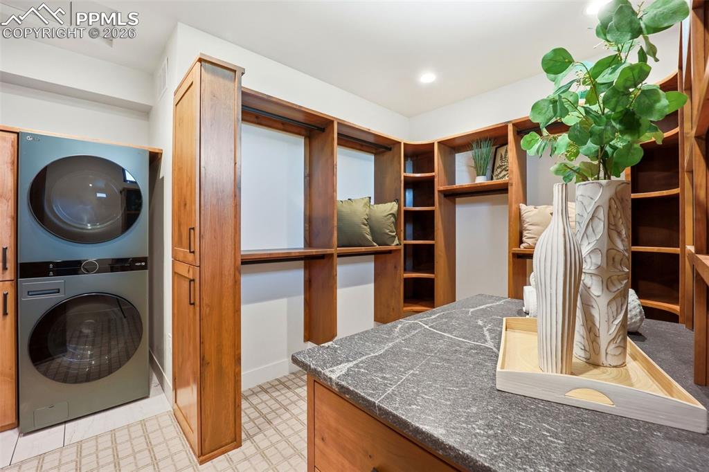 Image 28 of 50: Laundry