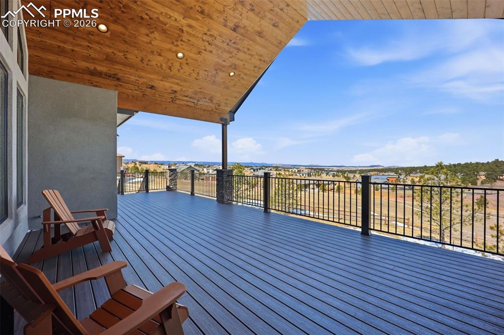 Image 29 of 50: Deck