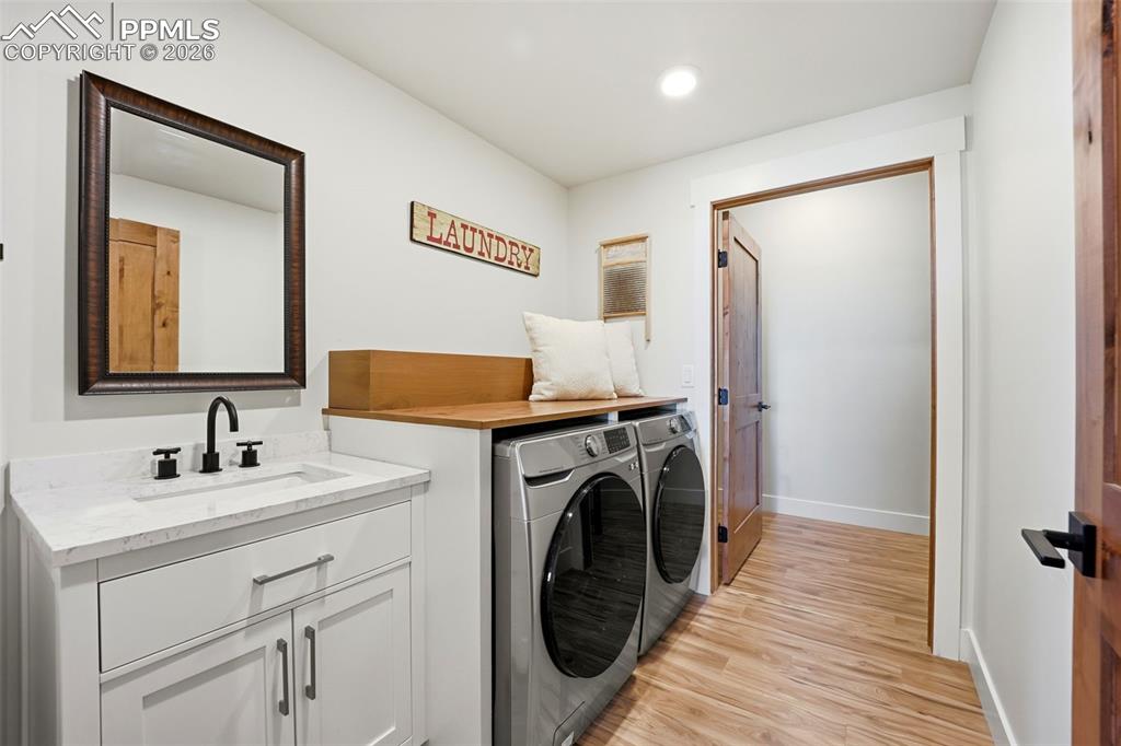 Image 32 of 50: Laundry