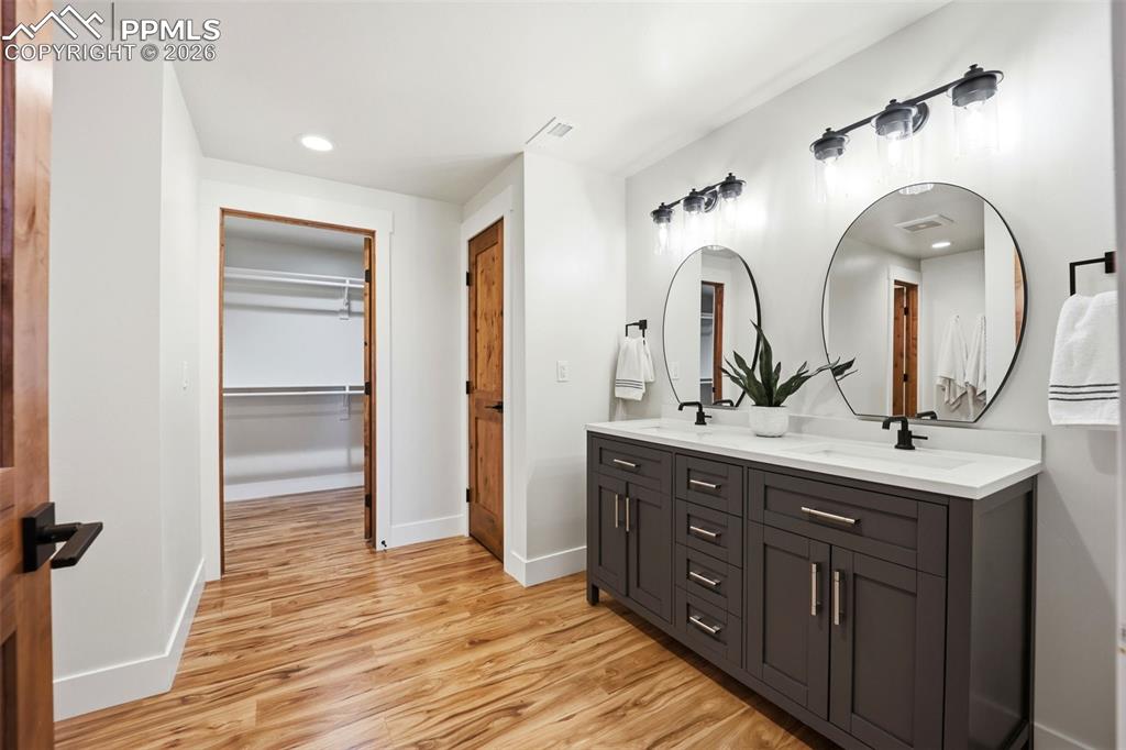 Image 33 of 50: Bathroom