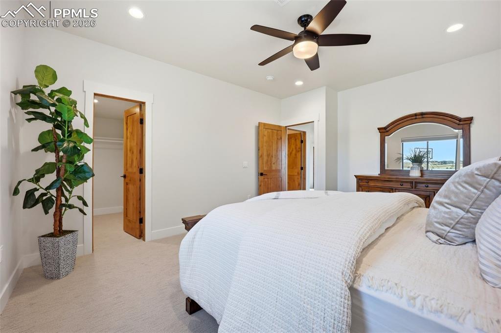 Image 35 of 50: Bedroom