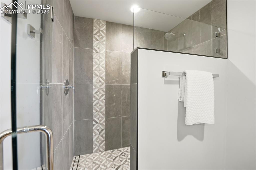 Image 36 of 50: Bathroom