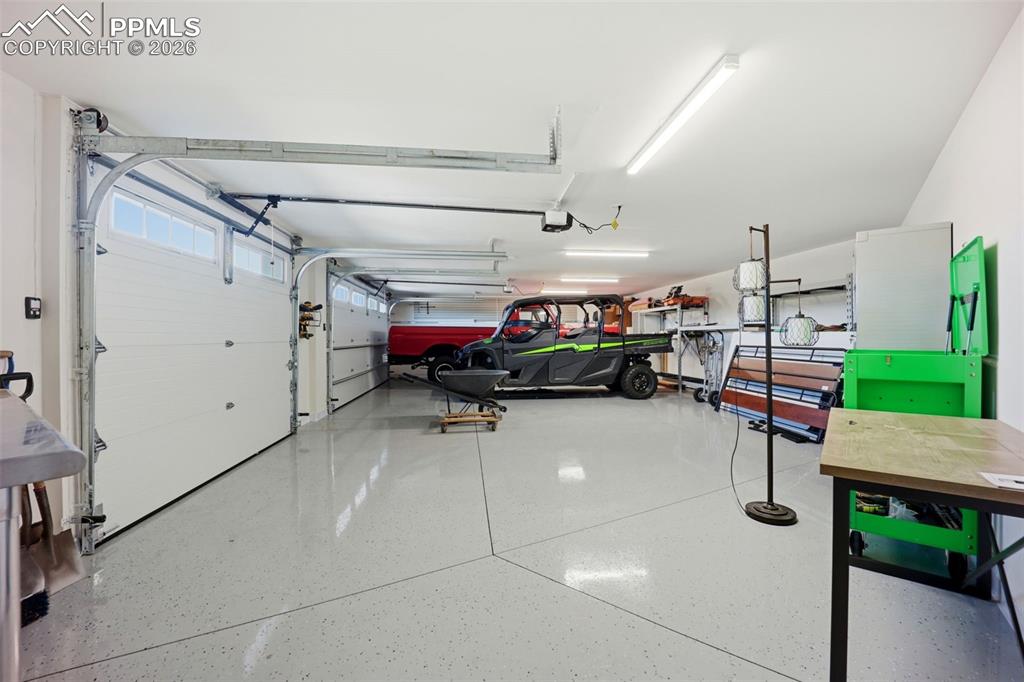 Image 39 of 50: Garage