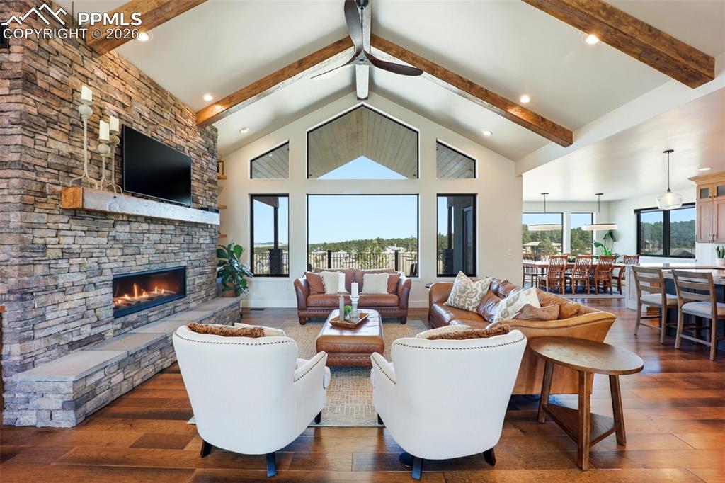 Image 4 of 50: Living Room