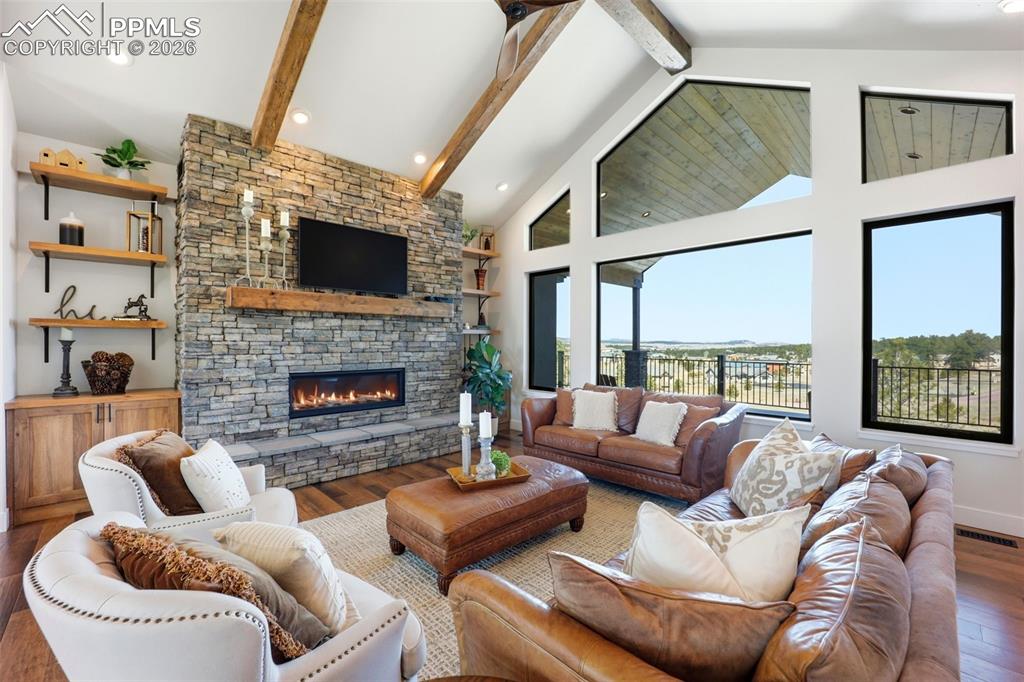 Image 6 of 50: Living Room