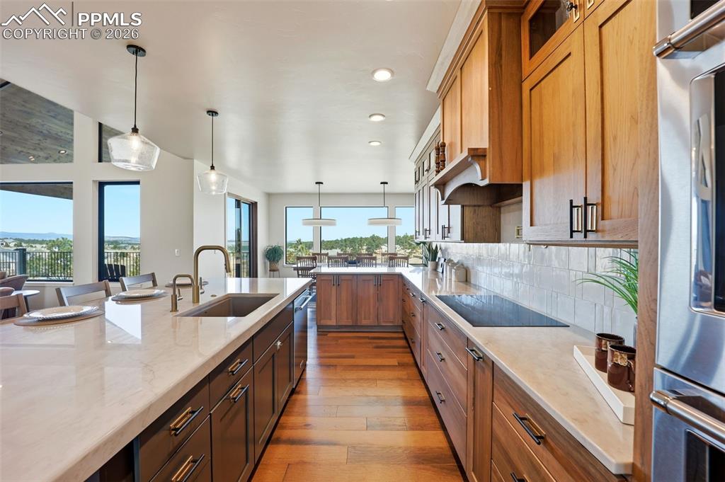 Image 9 of 50: Kitchen