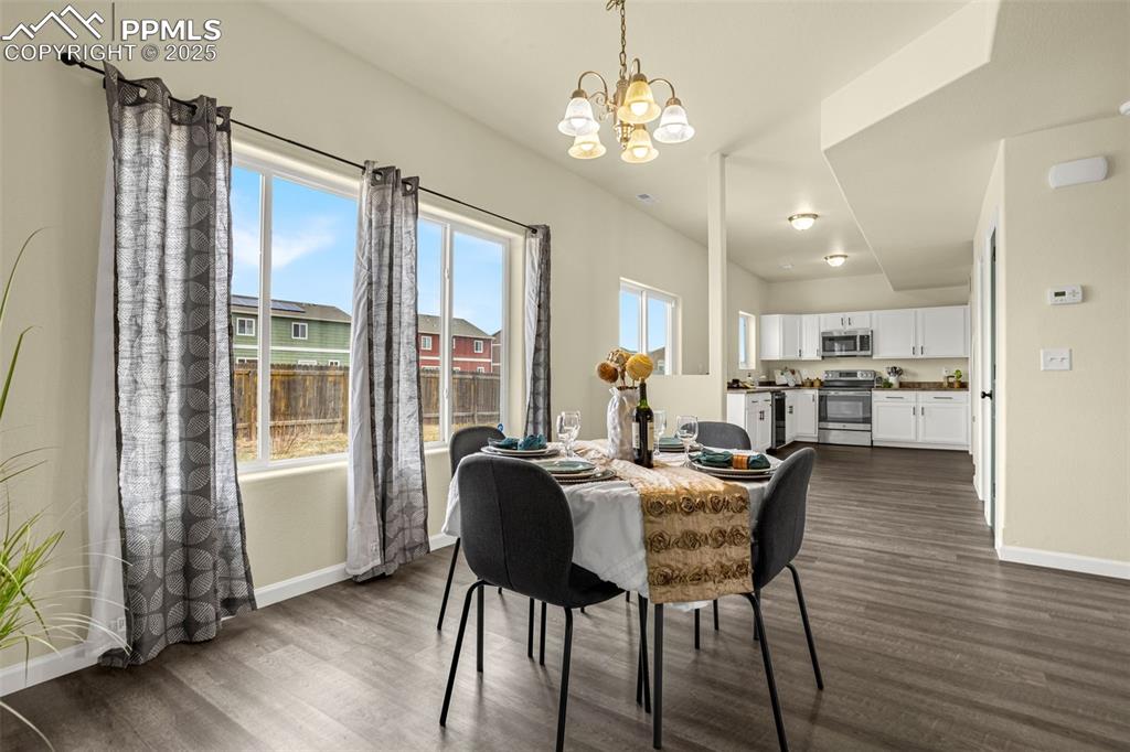 Image 7 of 35: Dining Area