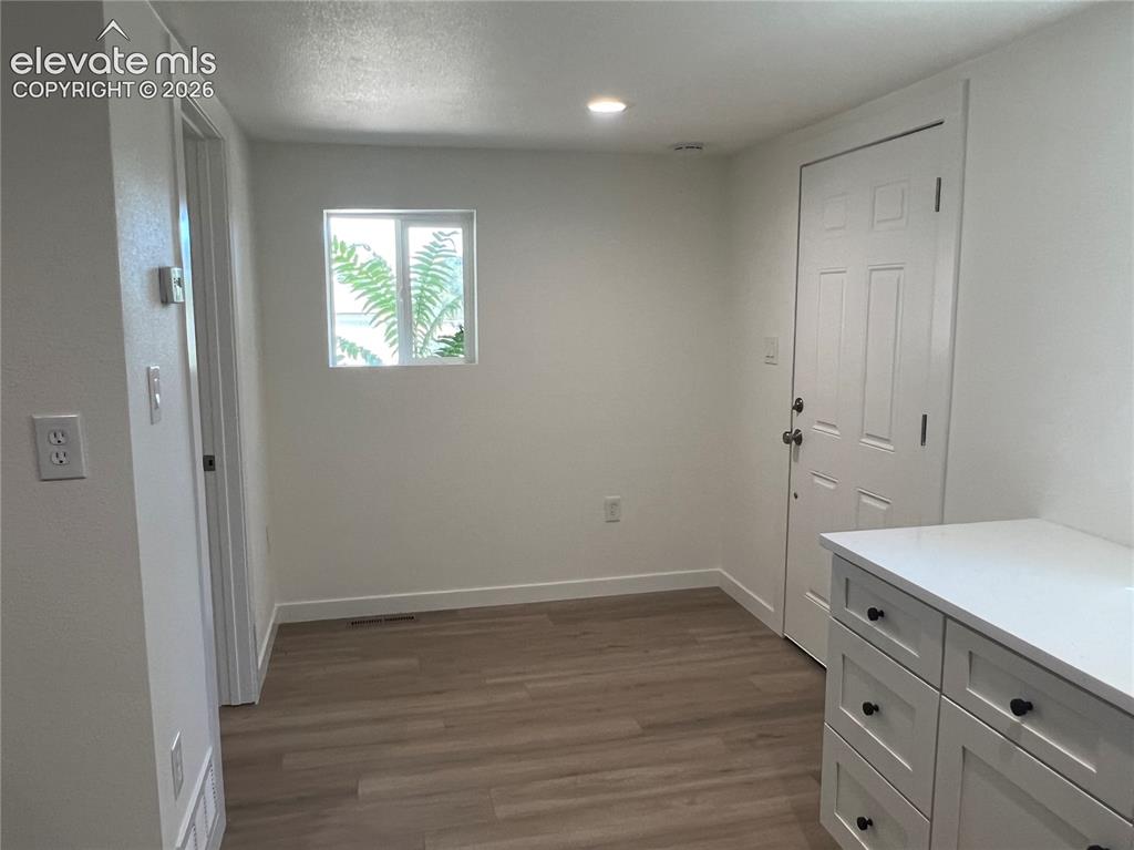 Image 18 of 23: Cottage - Living/Dining Area