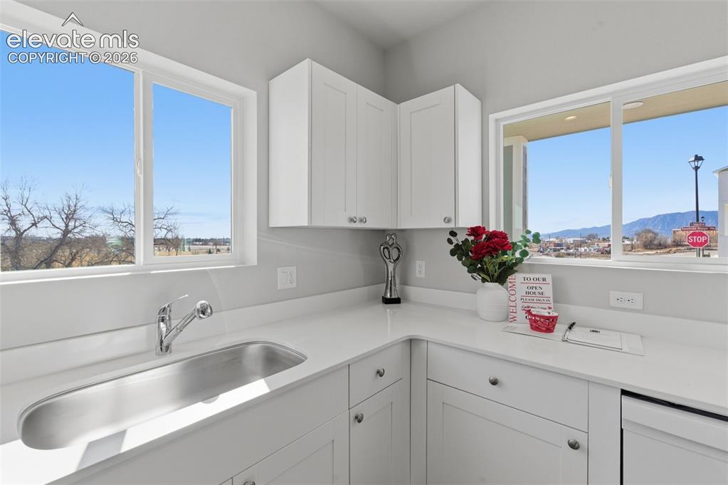 Image 15 of 30: Kitchen