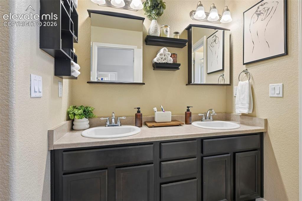 Image 20 of 43: Bathroom