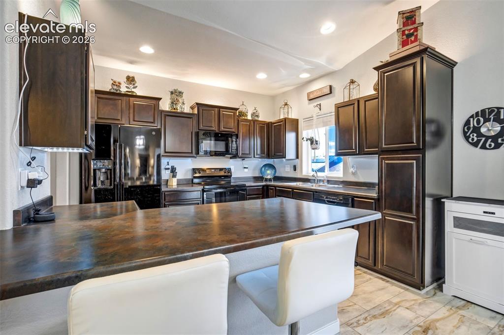 Image 14 of 43: Kitchen