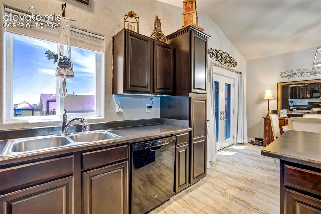 Image 15 of 43: Kitchen