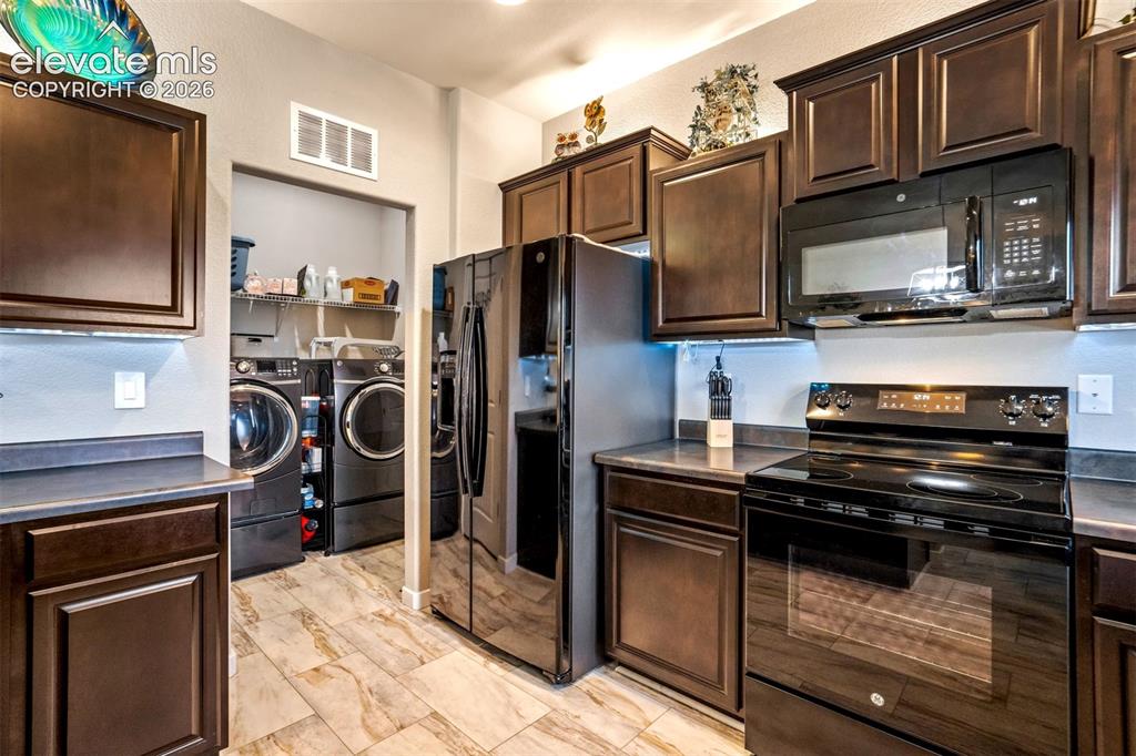 Image 16 of 43: Kitchen