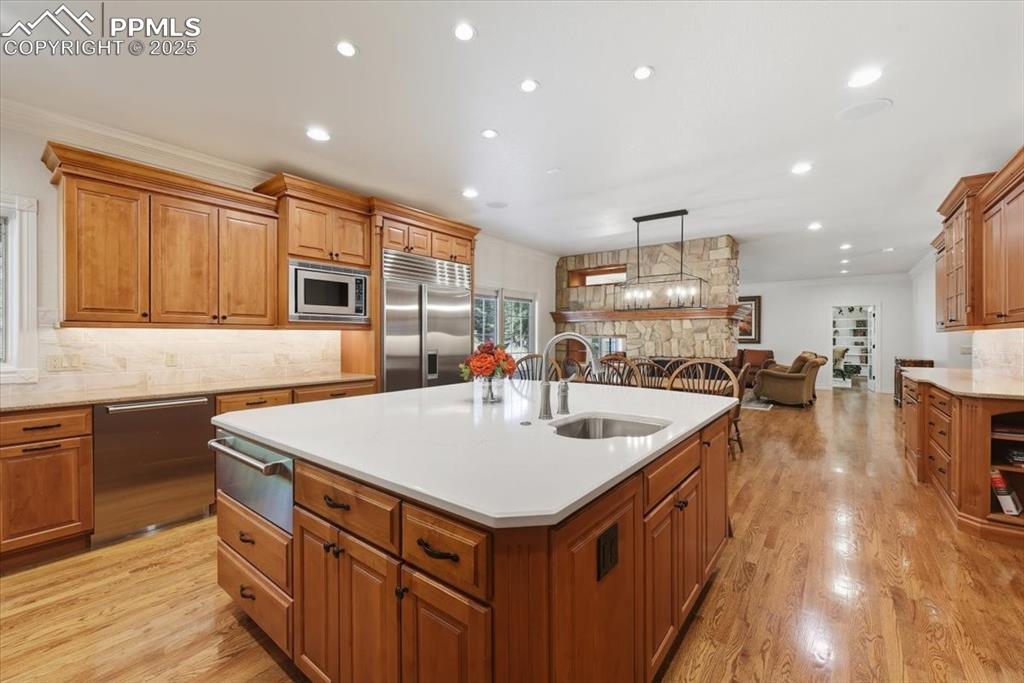 Image 12 of 50: Kitchen