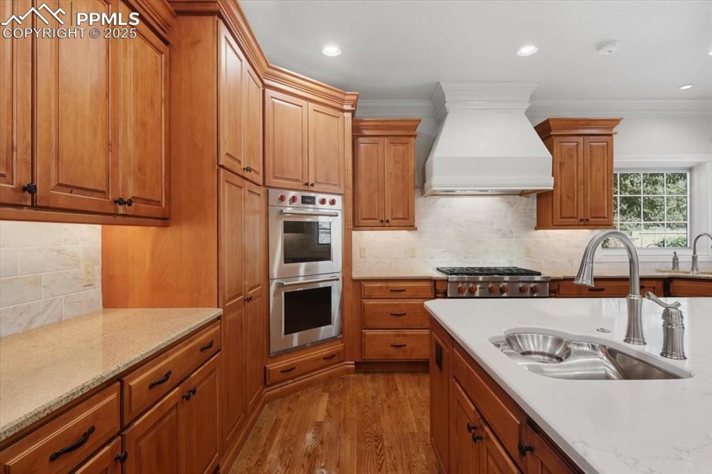 Image 13 of 50: Kitchen