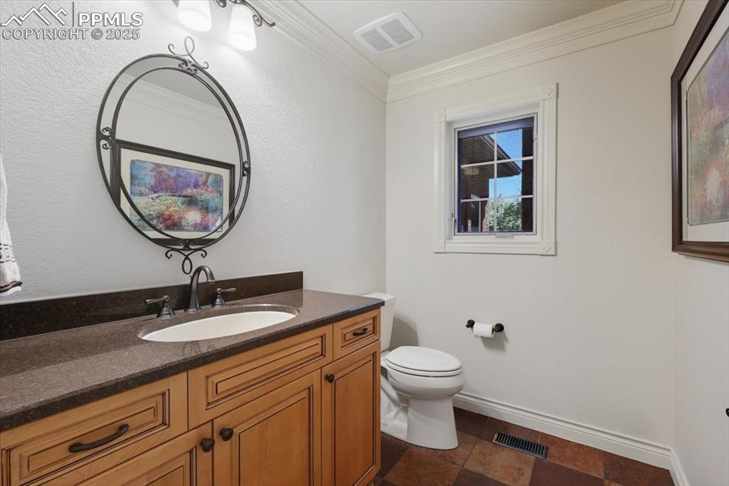 Image 17 of 50: Bathroom