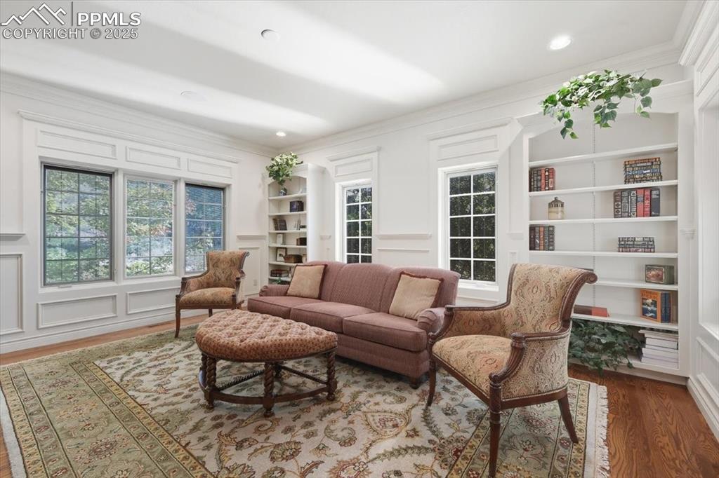 Image 18 of 50: Sitting Room