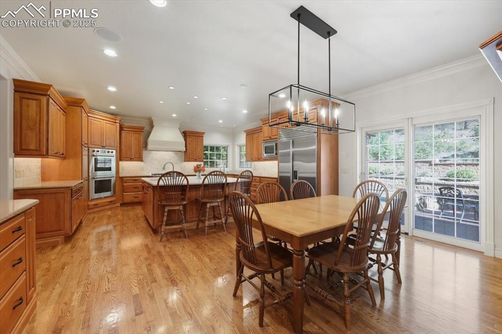 Image 3 of 50: Dining Area