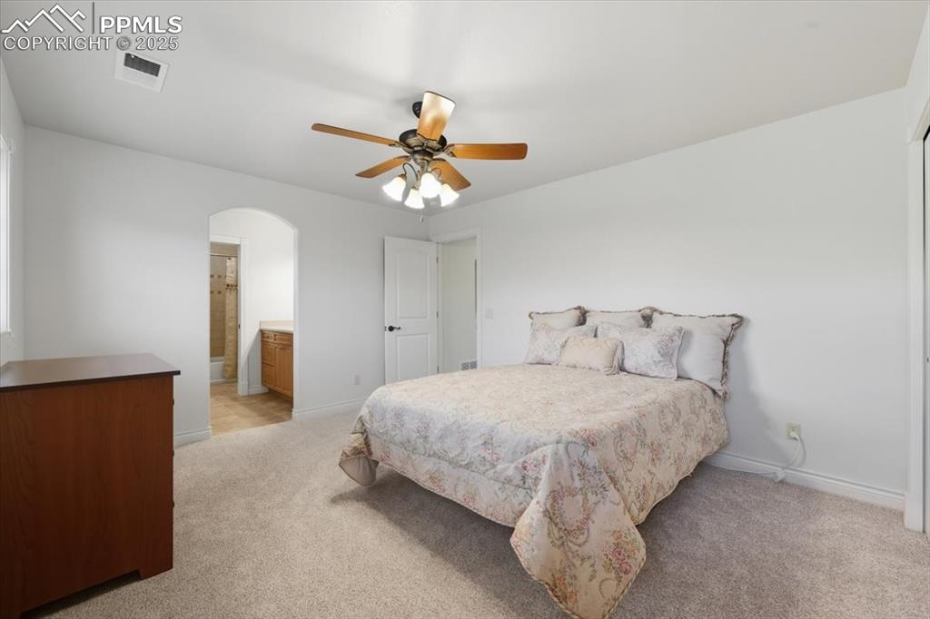 Image 34 of 50: Bedroom