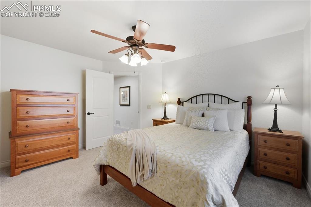 Image 39 of 50: Bedroom