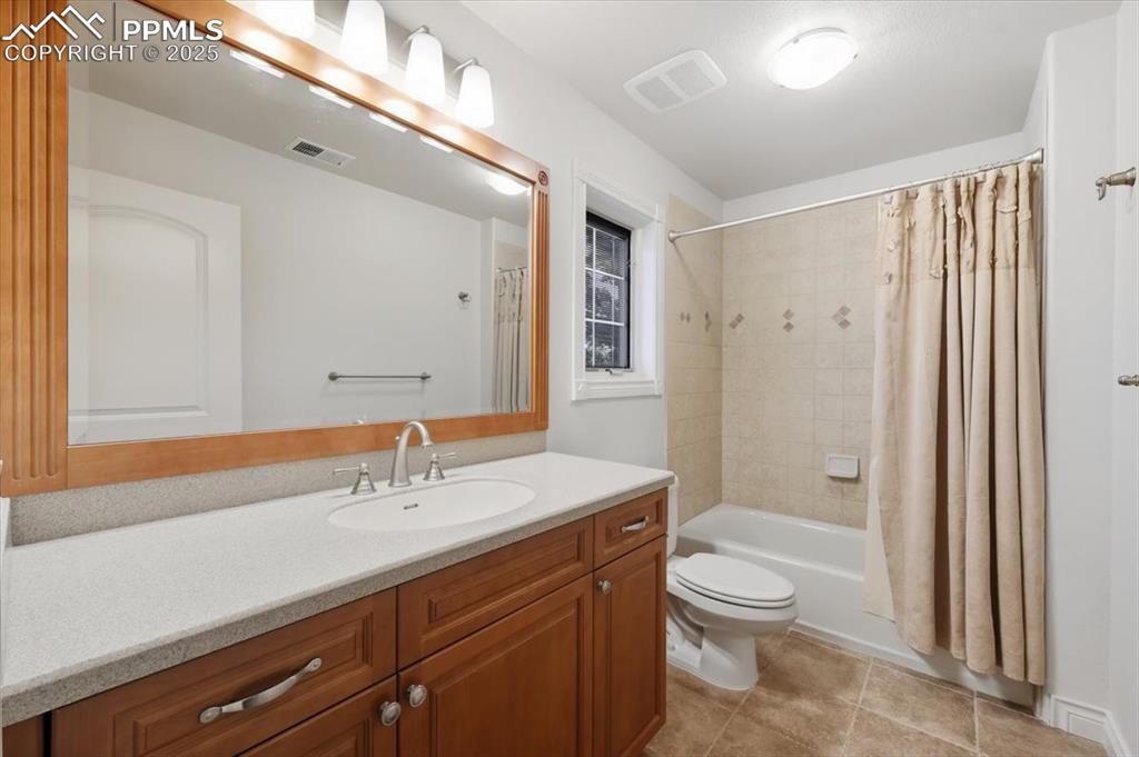 Image 40 of 50: Bathroom