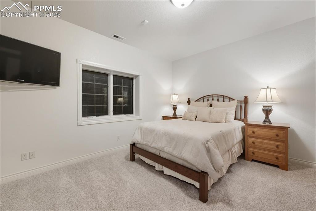 Image 41 of 50: Bedroom