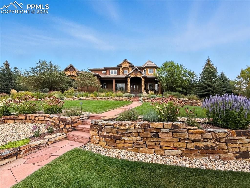 Image 48 of 50: Yard