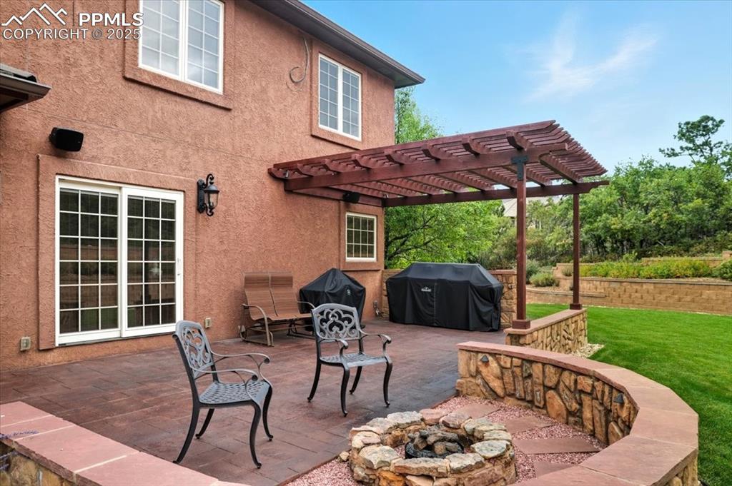 Image 5 of 50: Patio