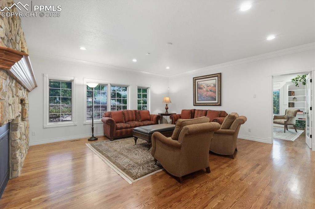 Image 8 of 50: Living Room