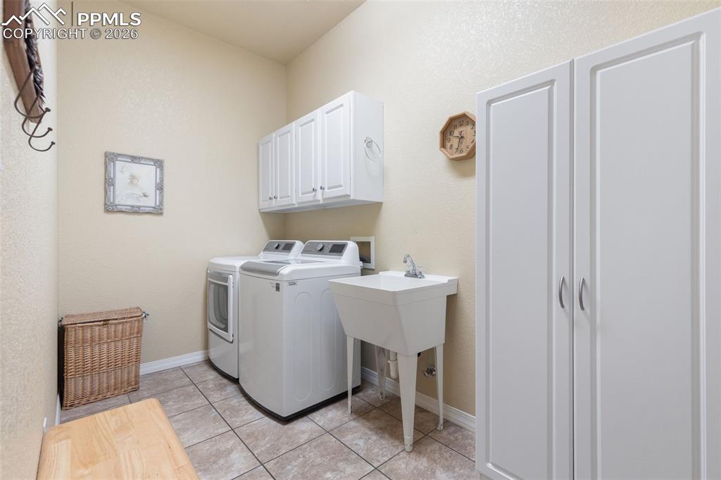 Image 13 of 50: Laundry