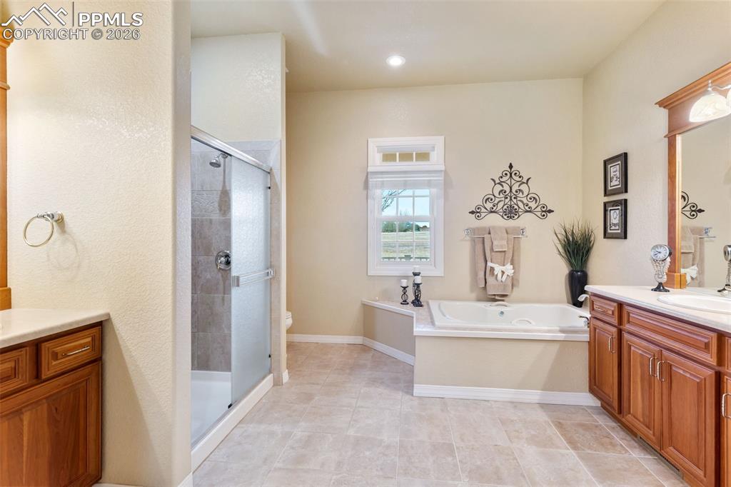 Image 19 of 50: Bathroom