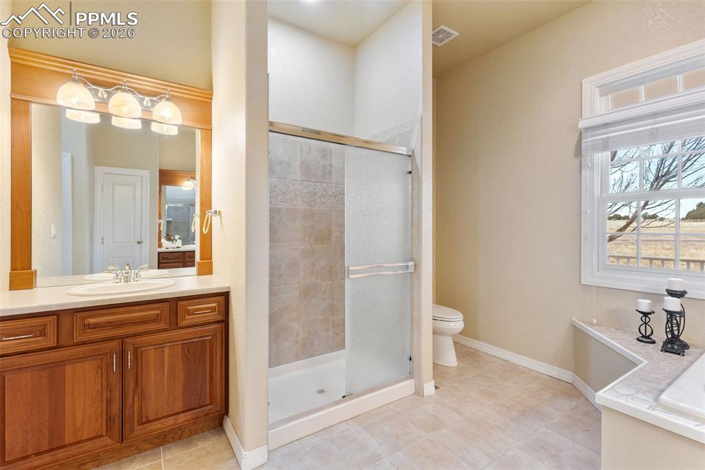 Image 21 of 50: Bathroom