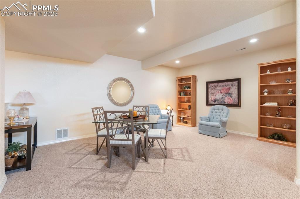 Image 31 of 50: Dining Area