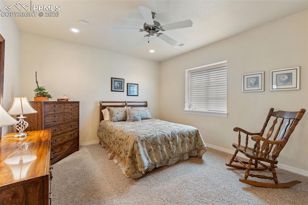 Image 36 of 50: Bedroom