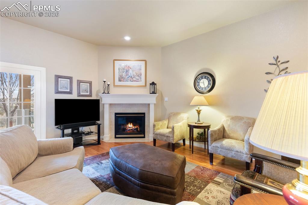 Image 6 of 50: Living Room