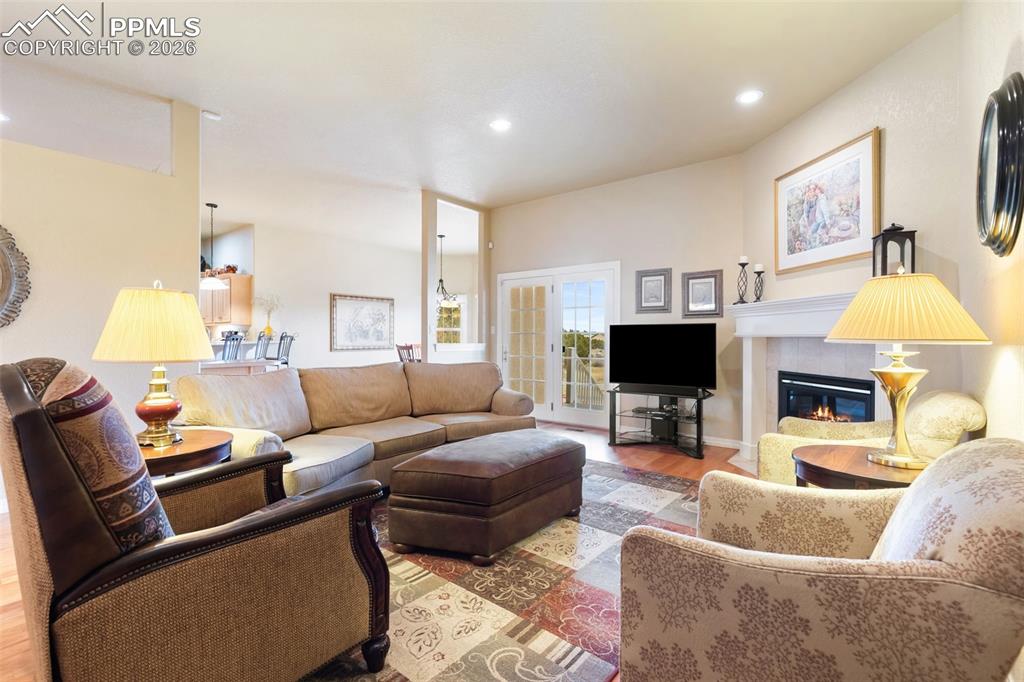 Image 7 of 50: Living Room