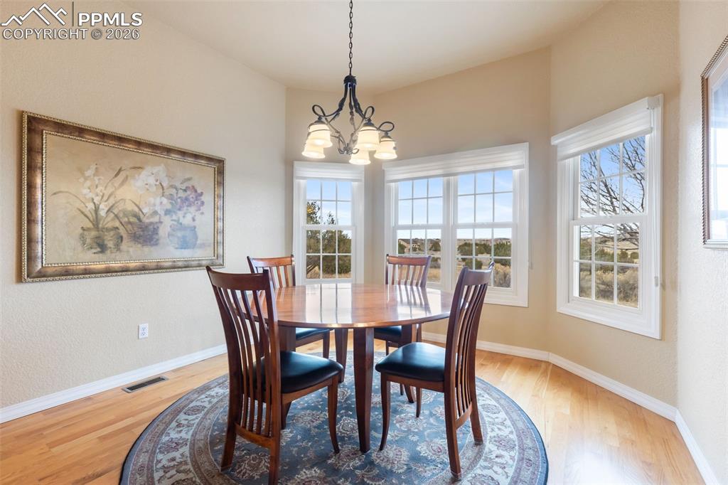 Image 8 of 50: Dining Area