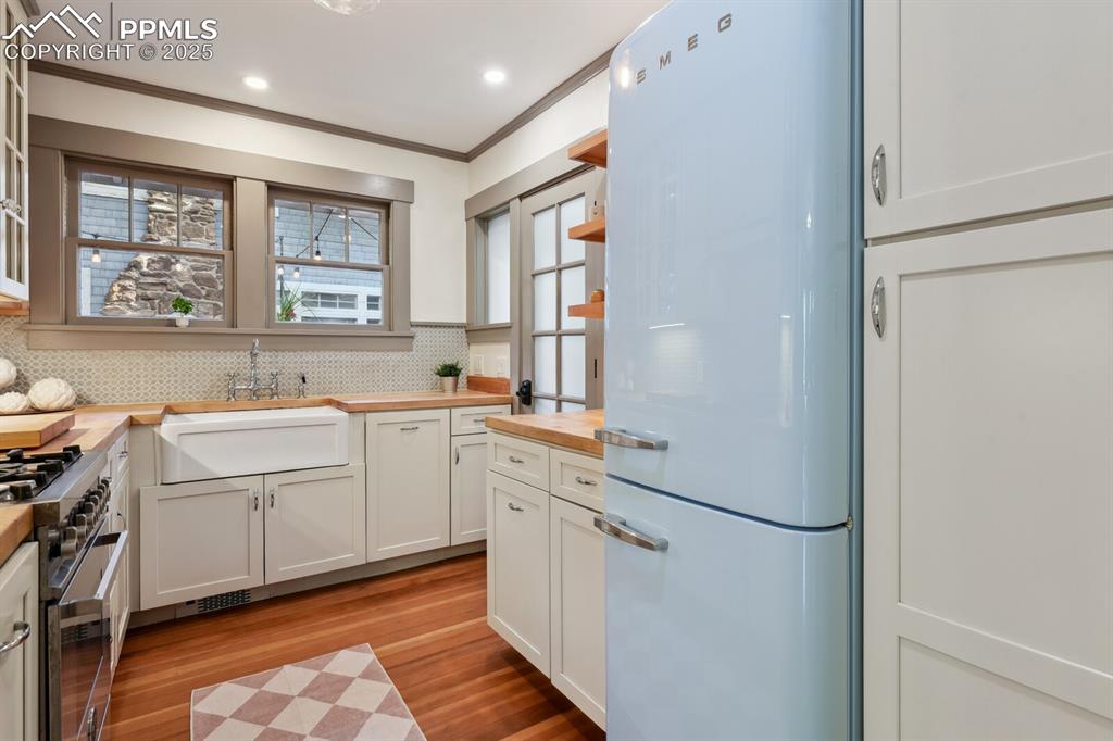 Image 15 of 49: Kitchen