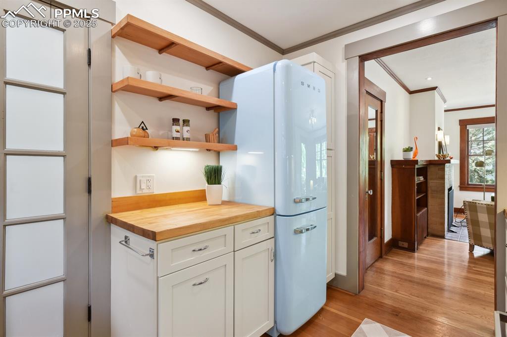 Image 16 of 49: Kitchen