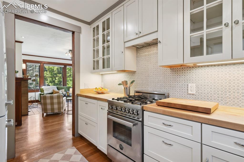 Image 17 of 49: side kitchen with gas range