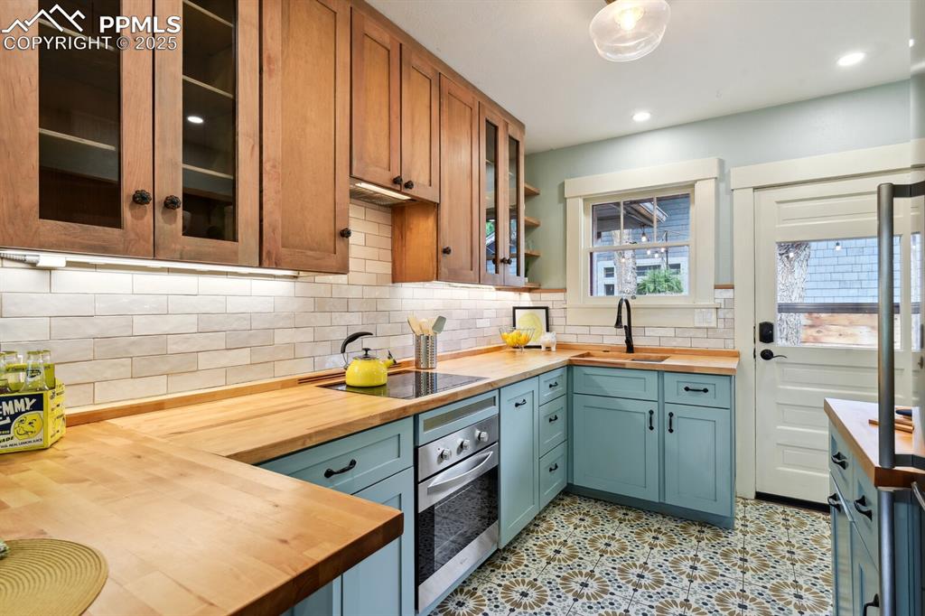 Image 32 of 49: Kitchen