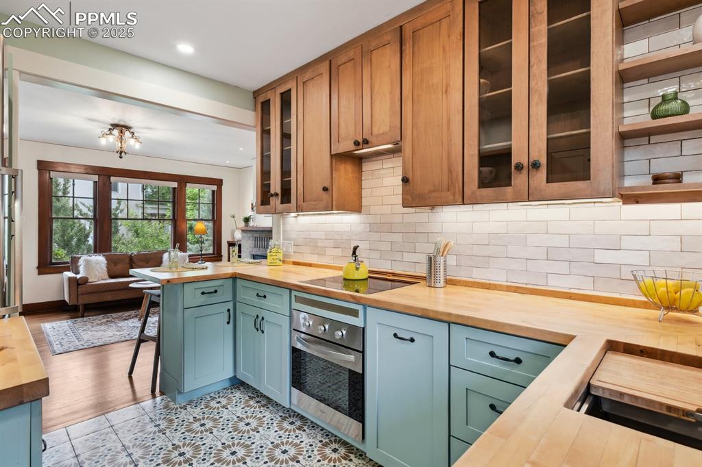 Image 34 of 49: Kitchen