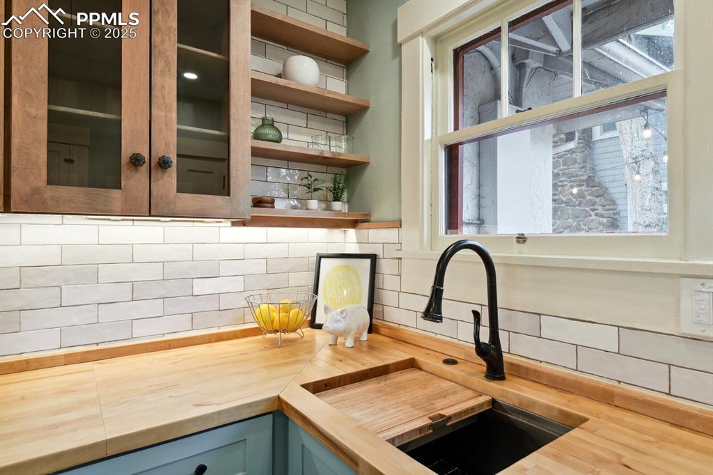 Image 36 of 49: Kitchen