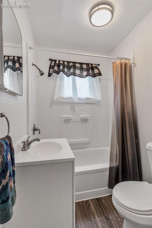 Image 16 of 22: Bathroom