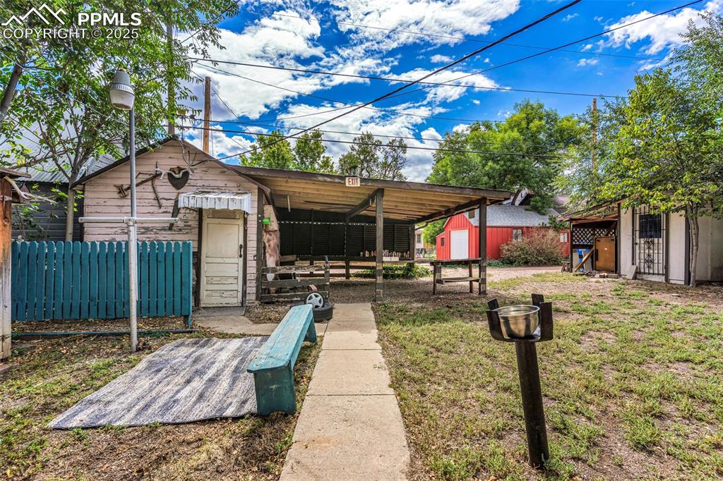 Image 20 of 22: Yard