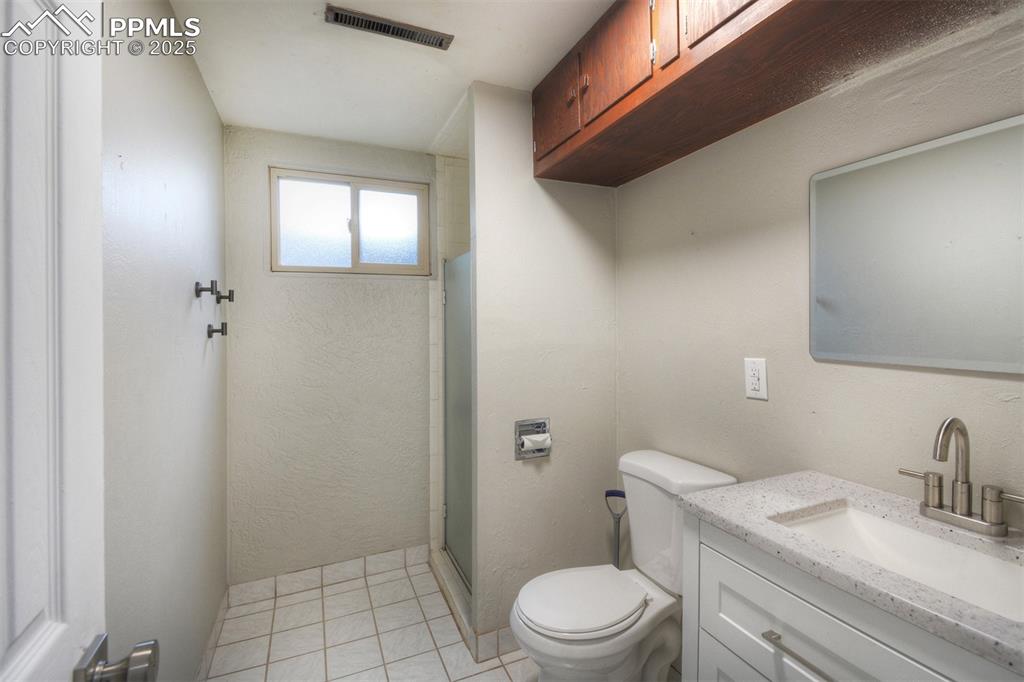 Image 23 of 31: Bathroom